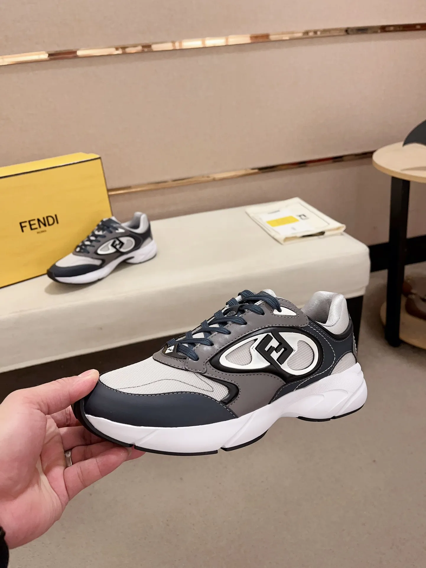 Men's shoes💰: 760💰(Higher version) [Fendi] Fendi's latest casual shoes for men! Available at counters simultaneously! A one-to-one replica of the original. Made entirely of imported top-grain calfskin, the interior is made of top-grain water-dyed cowhide, and the original factory-supplied rubber outsole. Leading new fashion concepts. Matching code: 39-44. 38.45 can be customized and cannot be returned or exchanged!